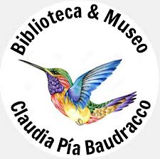 Escudo de la Biblioteca y museo Claudia Pia Baudracco. Se ve un colibrí volando, enmarcado por las palabras 